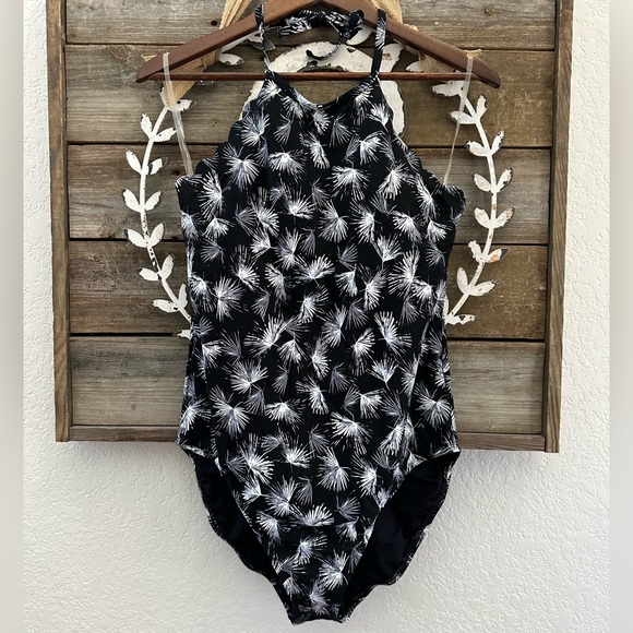 La Blanca Petal High-Neck One-Piece black white one piece swimsuit ladies 14 NWT